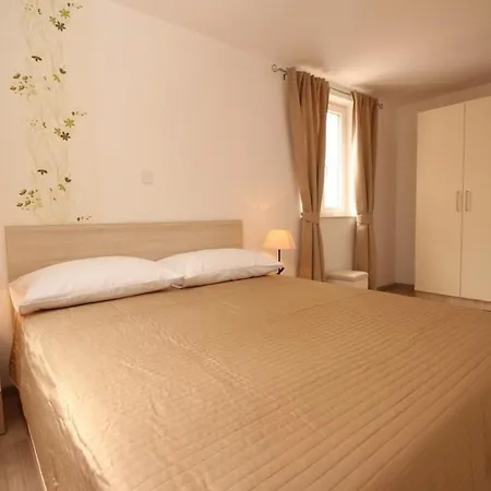 Apartman In Mit Gemeinsamem Pool Und Grill Baška