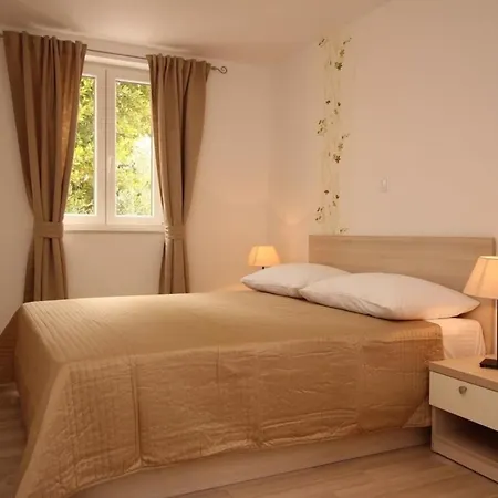 In Mit Gemeinsamem Pool Und Grill Apartman Baška