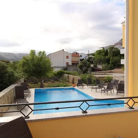 In Mit Gemeinsamem Pool Und Grill