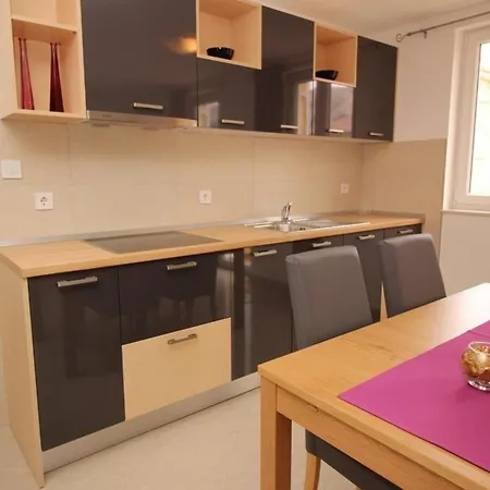 Apartman In Mit Gemeinsamem Pool Und Grill Baška