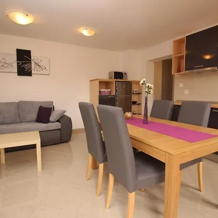 Apartment In Mit Gemeinsamem Pool Und Grill Baska (Krk)