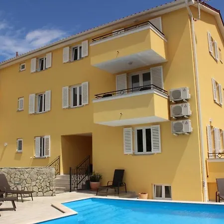 In Mit Gemeinsamem Pool Und Grill Baska (Krk)