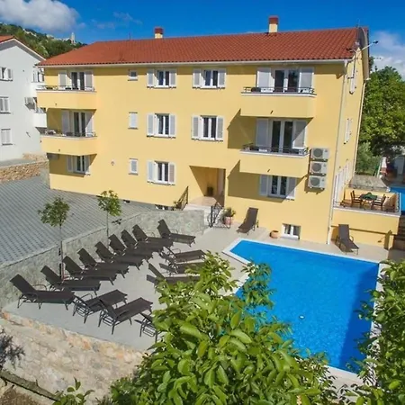 In Mit Gemeinsamem Pool Und Grill * Baska (Krk)