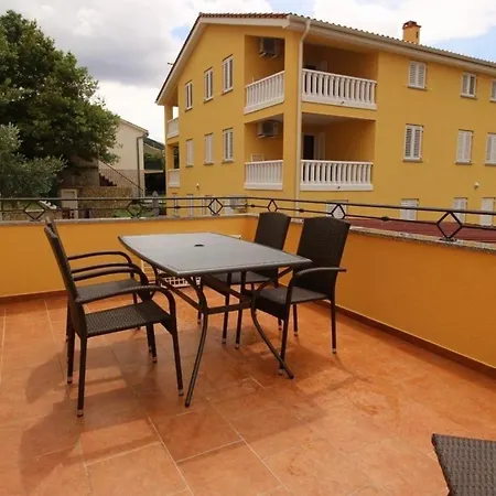 In Mit Gemeinsamem Pool Und Grill Apartment Baska (Krk)